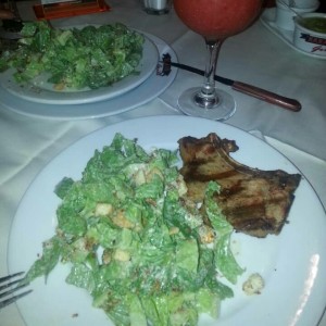 Ensalada Cesar con chuleta de Cochino