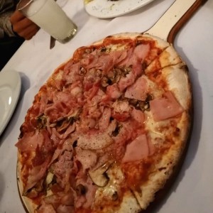 Pizza Funghi con extra de tocineta 