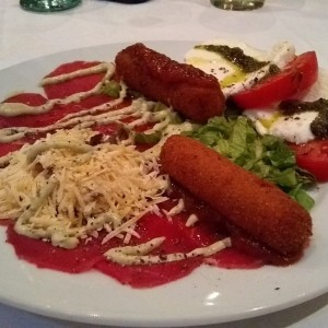 Carpaccio, dedos de mozarella y ensalada capresa