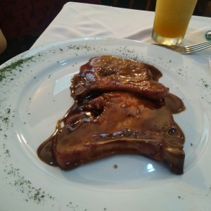Chuleta de cerdo en salsa BBQ.