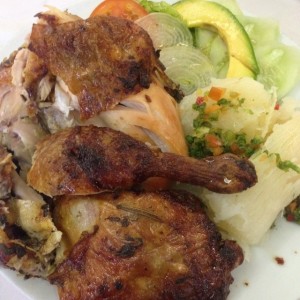 Medio Pollo a la Brasa con ensalada y yuca sancochada