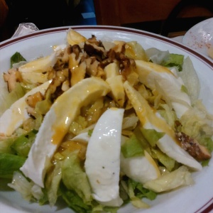 Ensalada verde con mozzarela y nueces, muy buena 