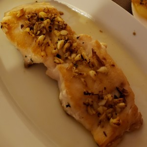 Mero a la plancha con ajos tostados