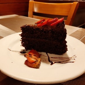 Torta de chocolate con fresas