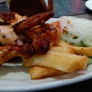 1/2 Pollo en Brasa con yuca y ensalada