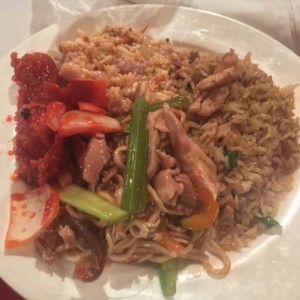 pollo agridulce, arroz inflado y tallarines 