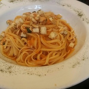 Linguini arrabiata con calamares