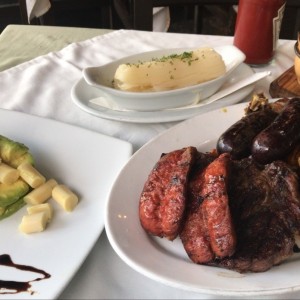 parrilla tibon con ensalada de aguacate y palmito ! yuca sancochada
