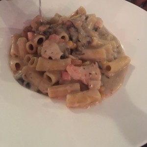pasta con salsa blanca pollo y tocineta muy salada