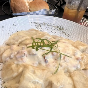 Raviolis con salaa cuatro quesos y carbonara 