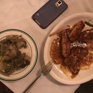 costillas de cerdo a la pimiebta con vegetales al vapor 
