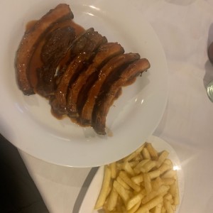 costillas con papitas fritas