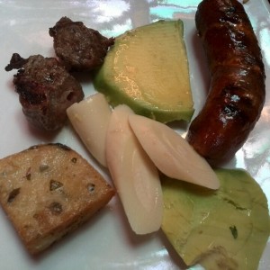 Espetada de Solomo, ensalada de palmito y aguacate, milo y chorizo.