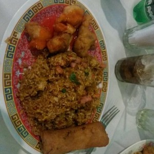 arroz especial, agridulce de pollo y lumpia
