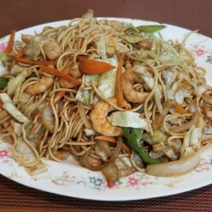 Lo Mein de pollo y camarones