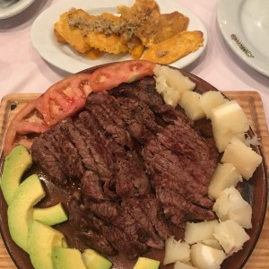 bife de chorizo y tostones con ajo
