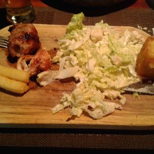 Ensalada cesar con espetadas yuca frita y milo
