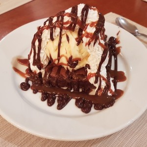 Brownie con helado