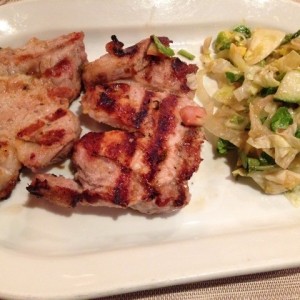 Lomo de cerdo y pollo (viene en la parrilla)