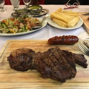 Churrasco de solomo, chorizo y ensalada coya