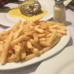 lomito con salsa bearnesa y papas fritas