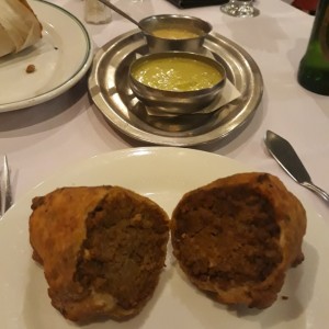 Empanada Argentina de Carne, Espectacular, con Guasacaca y Picante
