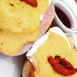Huevos benedictinos con pavo y queso