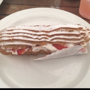 Eclair relleno de crema y fresas