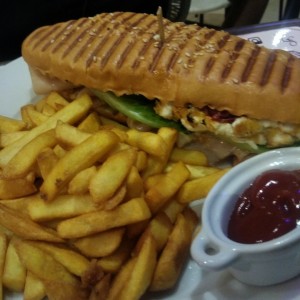 Sandwich de pavo ahumado y queso de cabra
