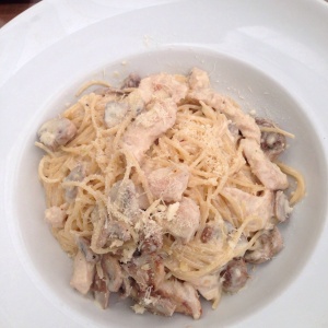 Pasta con champinones y pollo