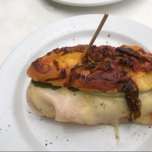 sandwich, topping de cebolla y pimenton