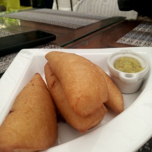 Desayuno 8 (4 mini empanadas de diferentes opciones) $3 viene con dos salsas