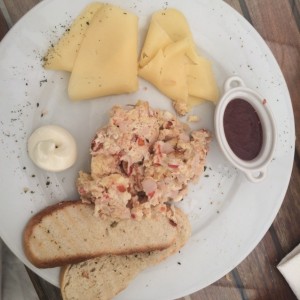 Huevos revueltos, con tomate y cebolla