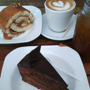 Sacher de chocolate y brazo de gitano de dulce de leche