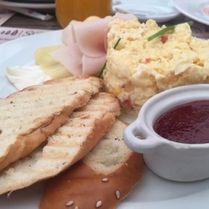 Desayuno 2: perico con tostadas de pan, pavo, queso, mermelada y queso crema 