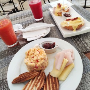 huevos Benedicto y perico ?