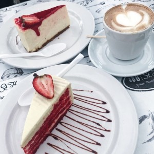 cheesecake de fresa, red velvet y capuccino