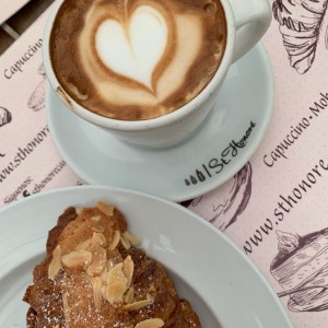 croissant de almendra y cafe