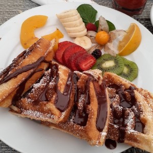 waffles con nutella y frutas