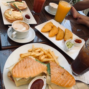 benedictinos, sandwich de la granja y empanadas. Otro nivel!