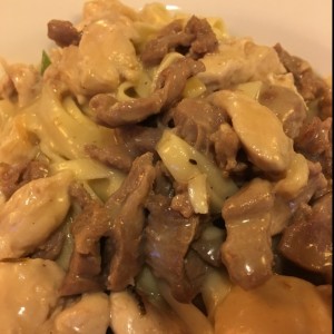 pasta con pollo y lomito mas salsa blanca 