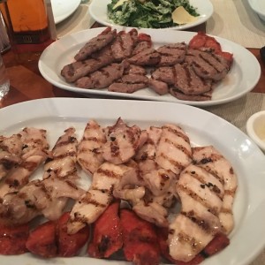 Bife de Pollo, carne y chorizo