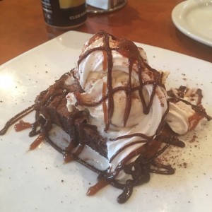 Brownie con helado