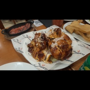 Pollo con dos contornos de calidad