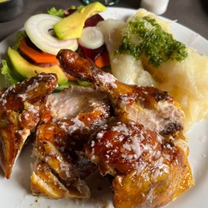 Medio pollo en brasa con ensalada y yuca hervida