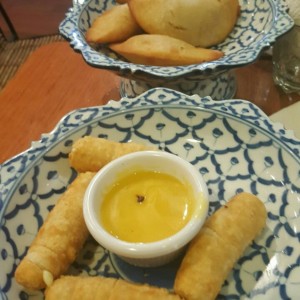 empanadas y tequenos