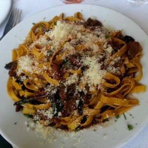 Linguini con lomito y hongos en salsa de vino