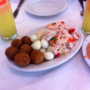 Antipasto, Brochetas de Pollo, Huevos de Codornis, Ceviche.
