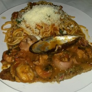 Pasta fileto con filet de curvina y frutos del mar