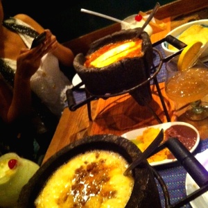 Molcajete mixto y Queso Fundido con chorizo